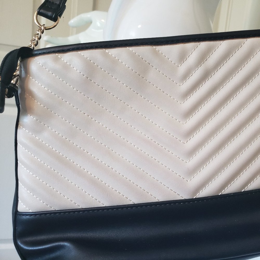 GENTLY USED HANDBAG CROSS BODY SMALL-MEDIUM SIZED